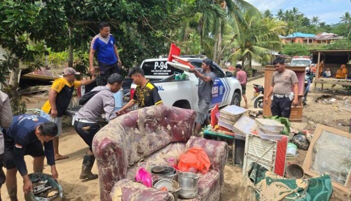 Kapolres Pohuwato Turun Langsung Bersihkan Sisa Banjir di Tuweya