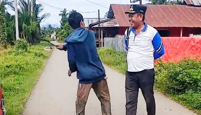 Diduga Soal Sengketa Tanah, Warga Cisadane Ancam Kades Pakai Arit