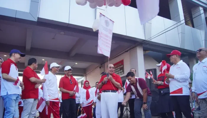 Wali Kota Gorontalo Lepas Balon Merah Putih Berhadiah Televisi