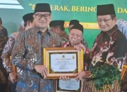 Kemenag RI Anugerahkan Penghargaan kepada Wali Kota Gorontalo Adhan Dambea