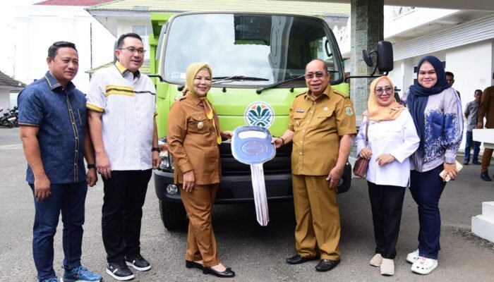 Wagub Idah Serahkan Truk Sampah Aspirasi Rusli Habibie ke Pemkot Gorontalo