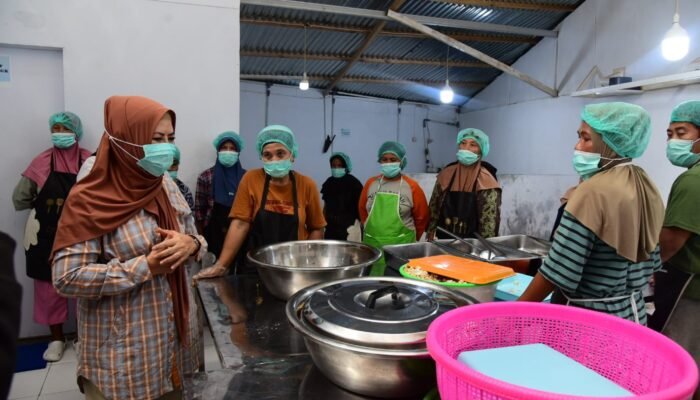 Idah Syahidah Tinjau SPPG Sipatana, Ingatkan Evaluasi Sampah dan Distribusi Makanan