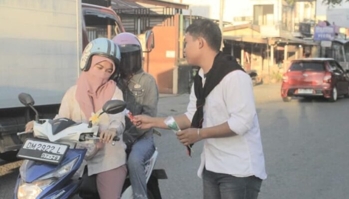 AMPKPRG Bagikan Mawar Putih Serukan Perdamaian di Hari Peringatan G30S