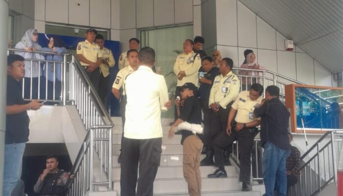 Gelar Aksi di Kantor BRI Cabang Gorontalo, APMPK-G Desak Kepala BRI Unit Suwawa Dicopot!